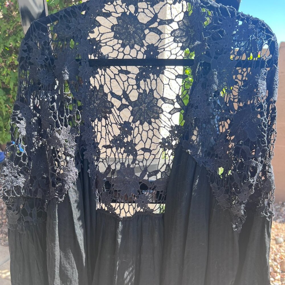 Women's Black SZ XL lightweight. crochet. bell sleeve. v-neck. button up. blouse